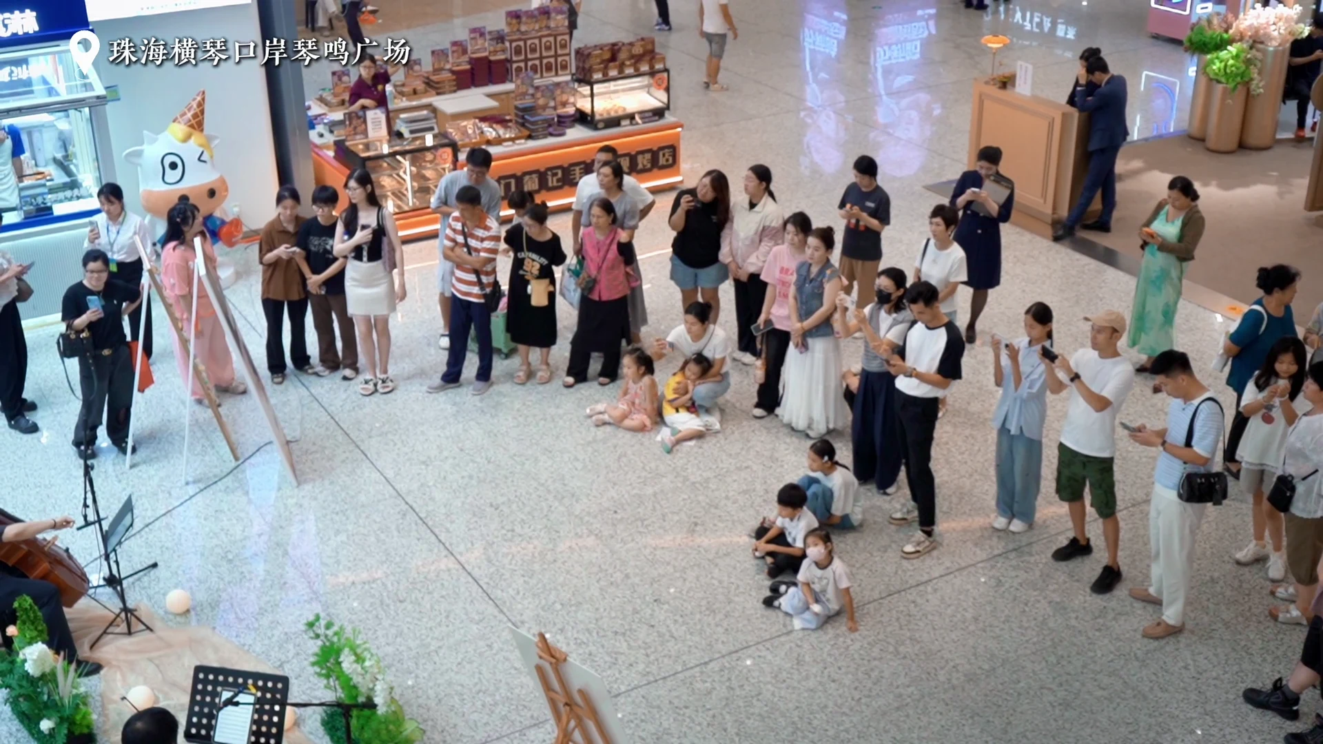 Visitors gathered around the Hengqin public performance