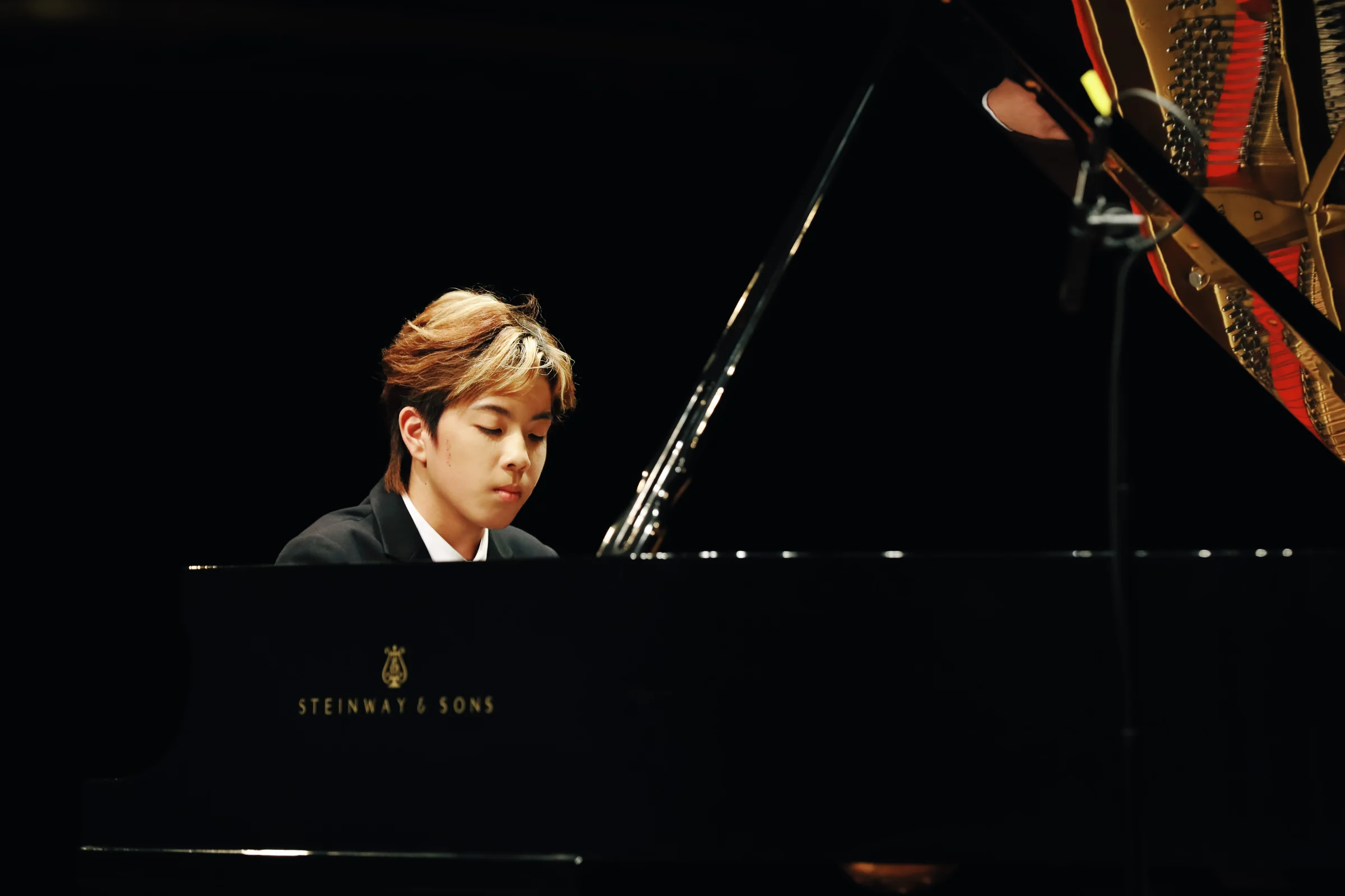 Runze Su performing at the Steinway piano